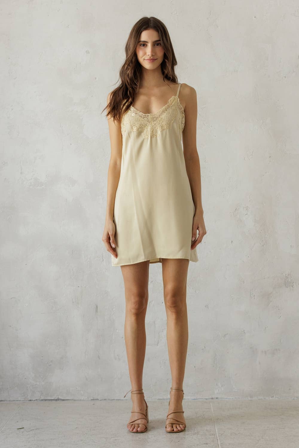 LACE TRIM SLIP MINI DRESS: CHAMPAGNE BUTTER