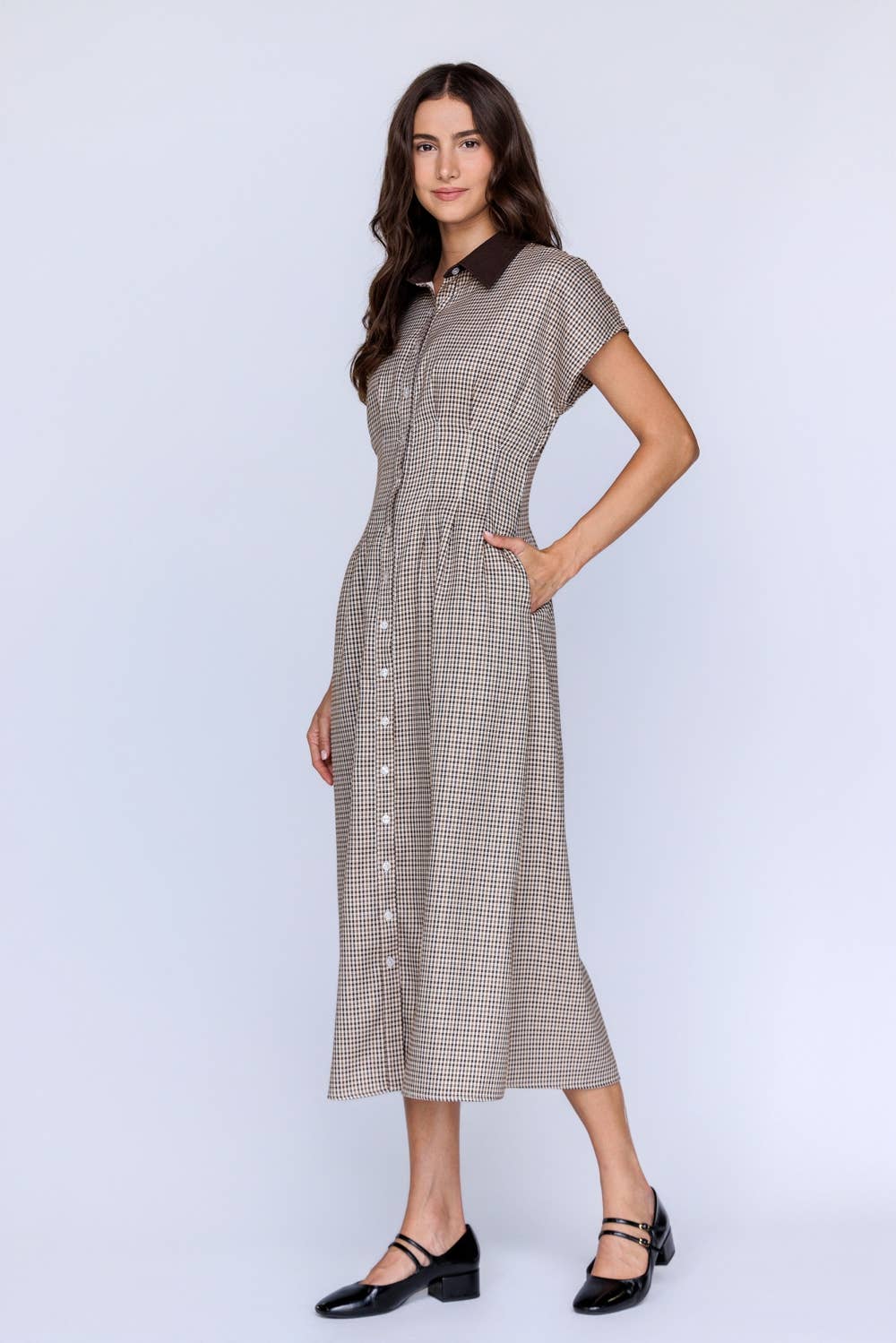 WEST VILLAGE HOUNDSTOOTH COLLARED BUTTON DOWN MIDI DRESS: BROWN/IVORY