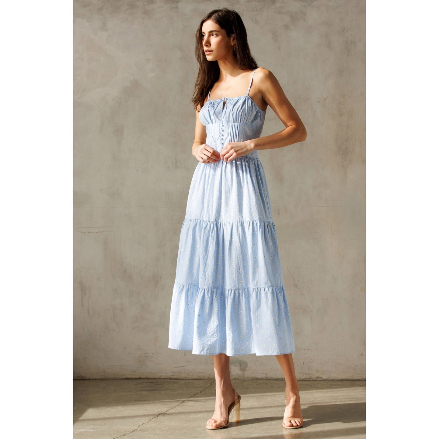 SKY BLUE DAISY PRINT MIDI DRESS: BLUE/ WHITE FLORAL