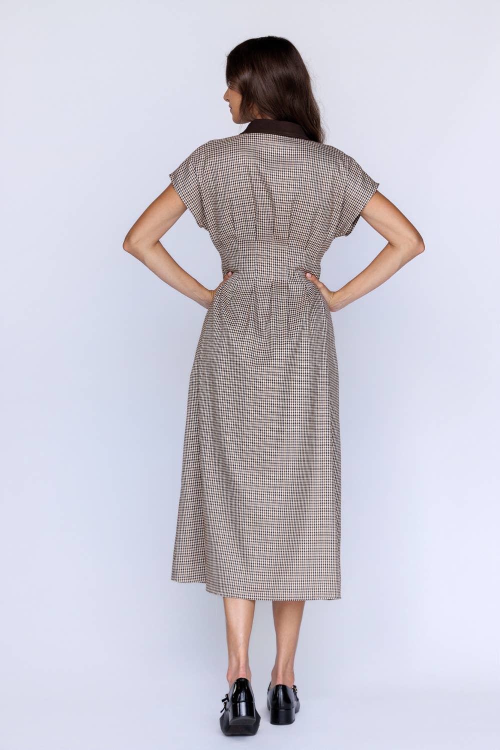 WEST VILLAGE HOUNDSTOOTH COLLARED BUTTON DOWN MIDI DRESS: BROWN/IVORY