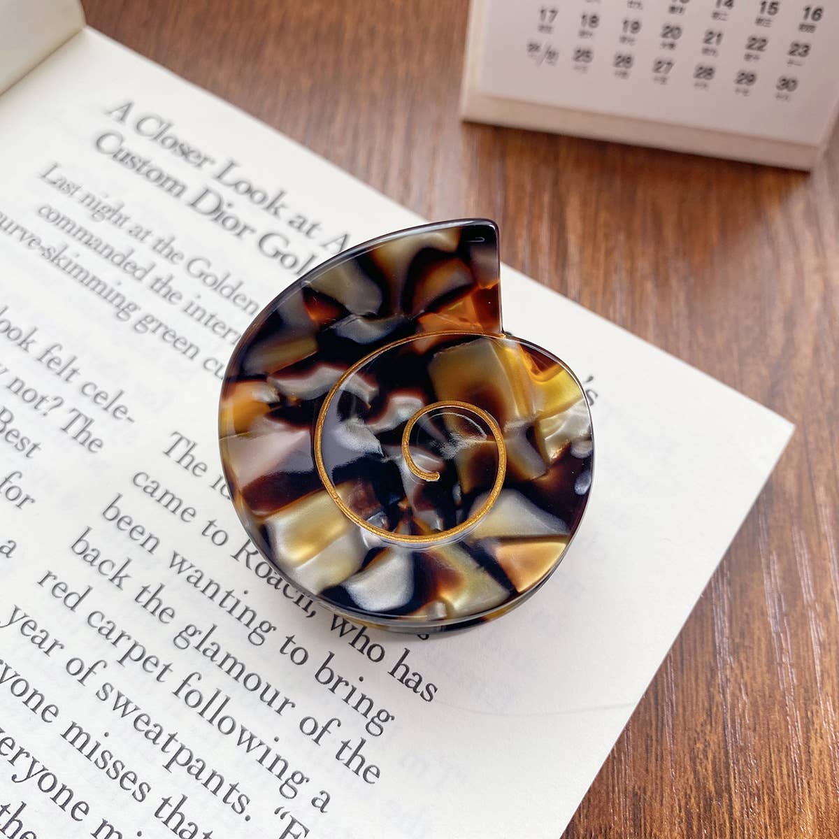 Cora Round Seashell Claw Clip - Small: Assorted