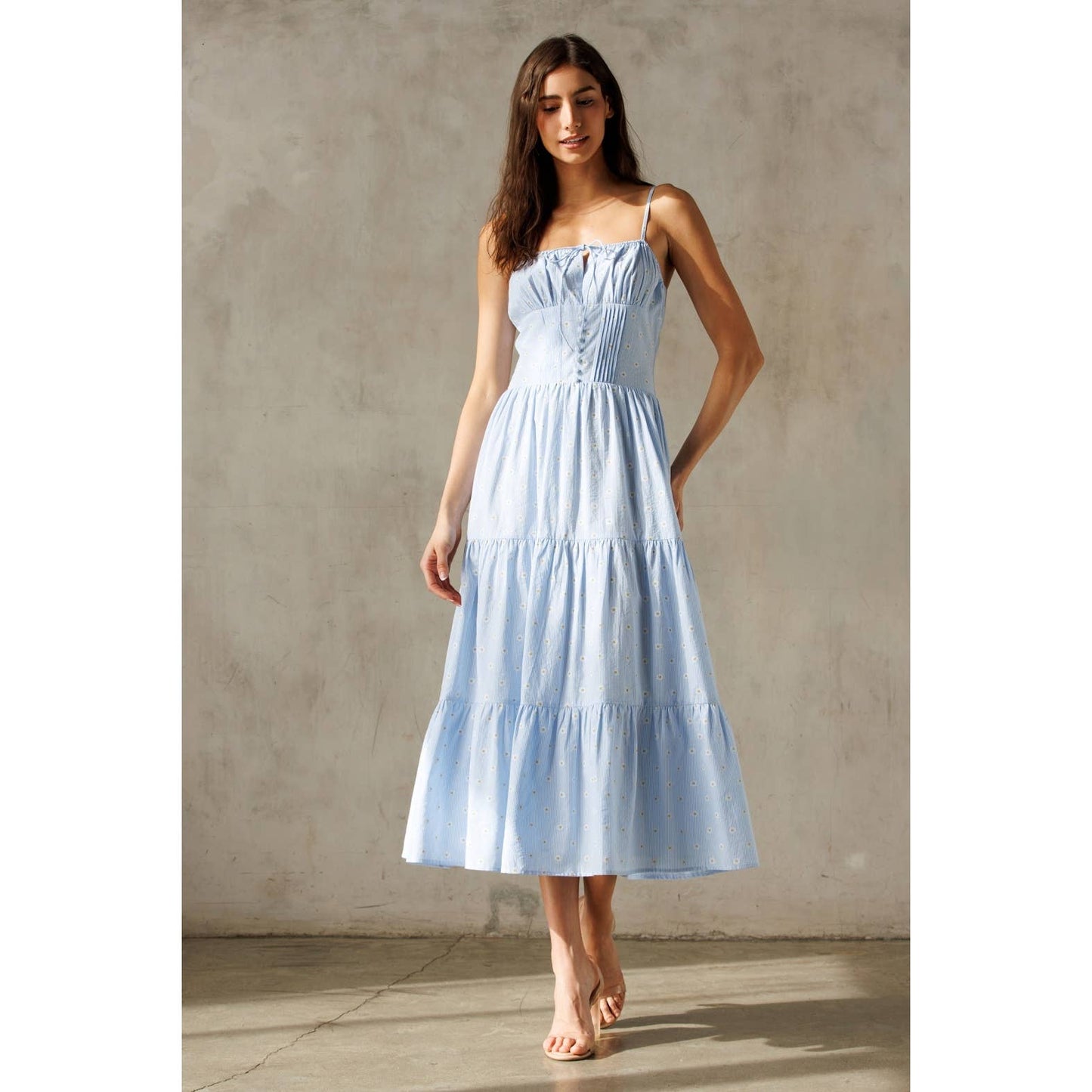 SKY BLUE DAISY PRINT MIDI DRESS: BLUE/ WHITE FLORAL