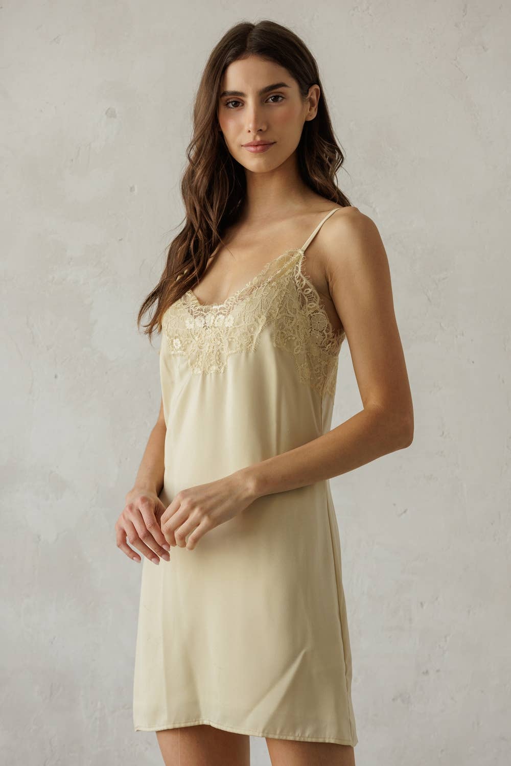 LACE TRIM SLIP MINI DRESS: CHAMPAGNE BUTTER