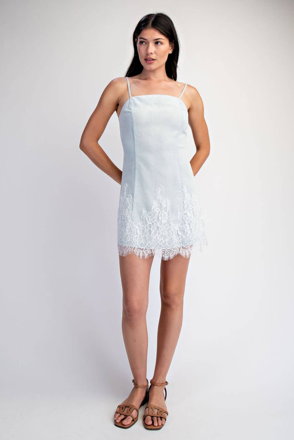 SCARLET CHAMBRAY DRESS WITH CONTRAST SCALLOP LACE HEM: LT DENIM/WHT