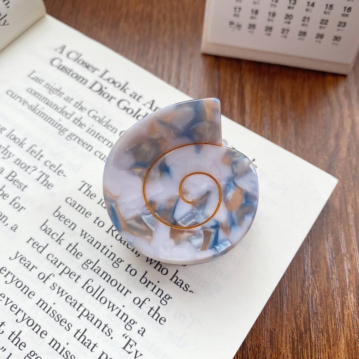Cora Round Seashell Claw Clip - Small: Assorted