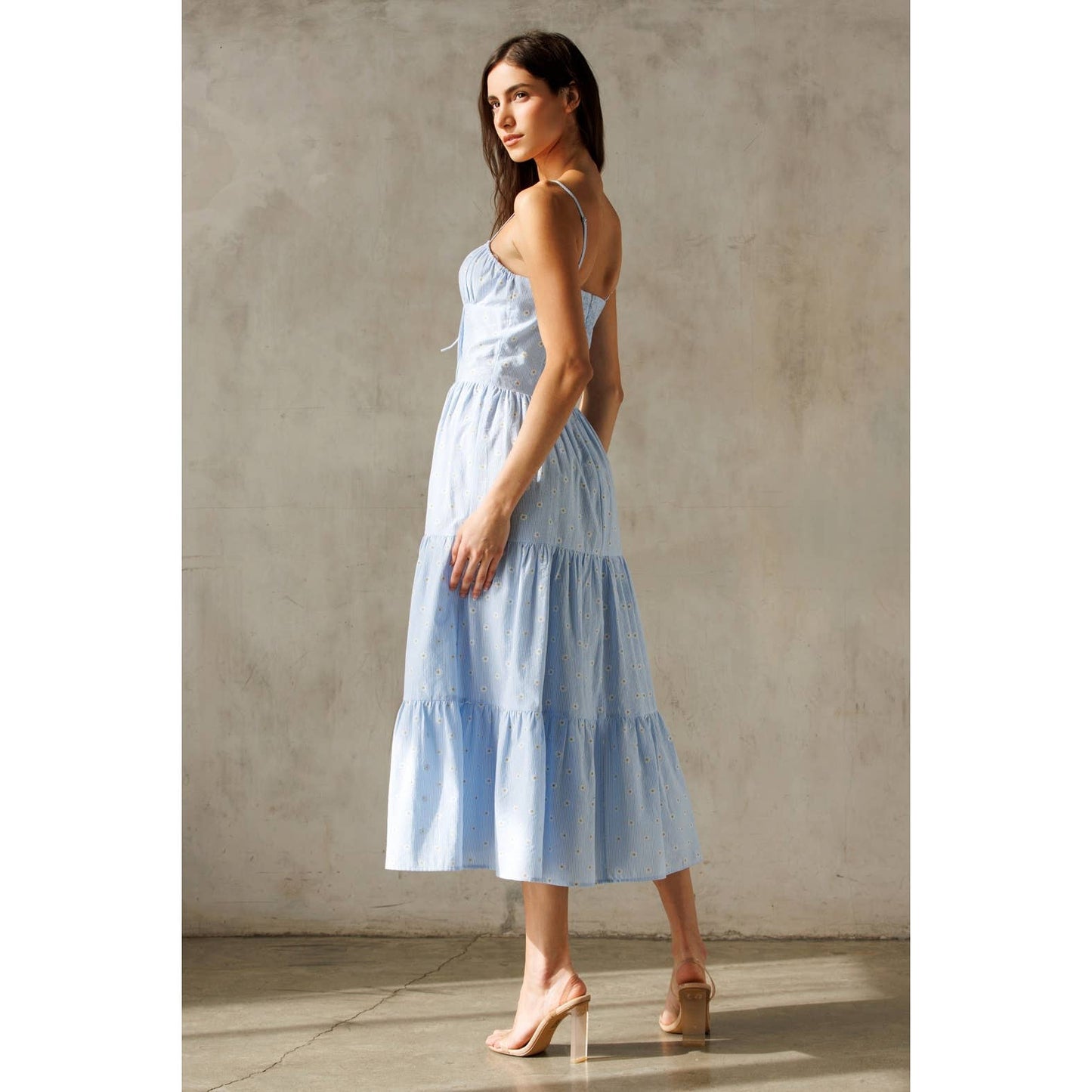SKY BLUE DAISY PRINT MIDI DRESS: BLUE/ WHITE FLORAL