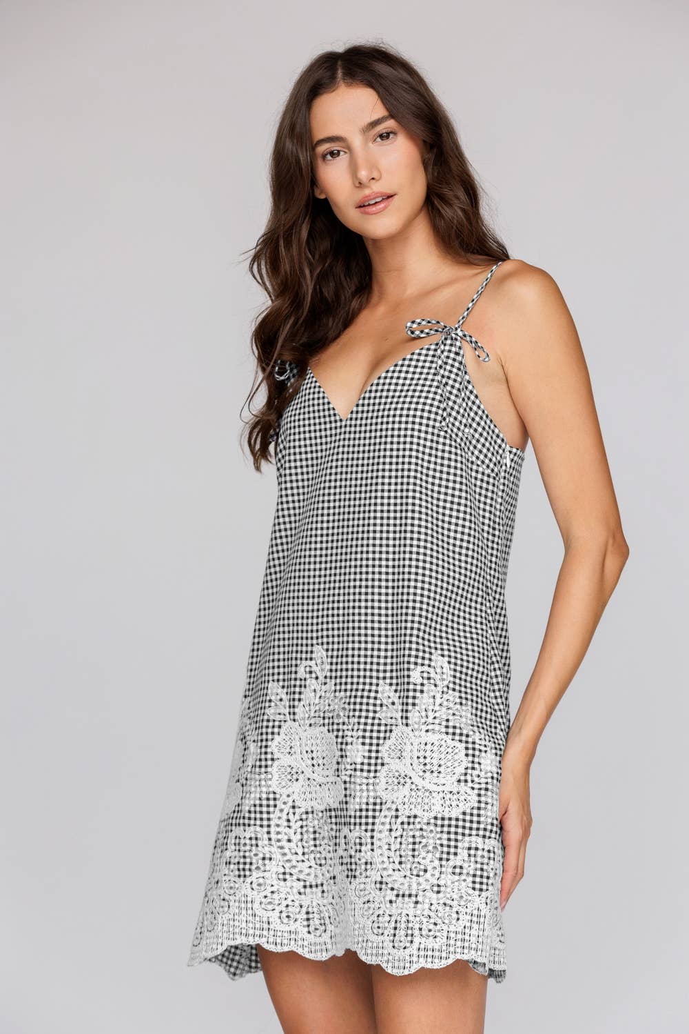 CHIC GINGHAM EMBROIDERED LACE MINI DRESS: BLACK/WHITE