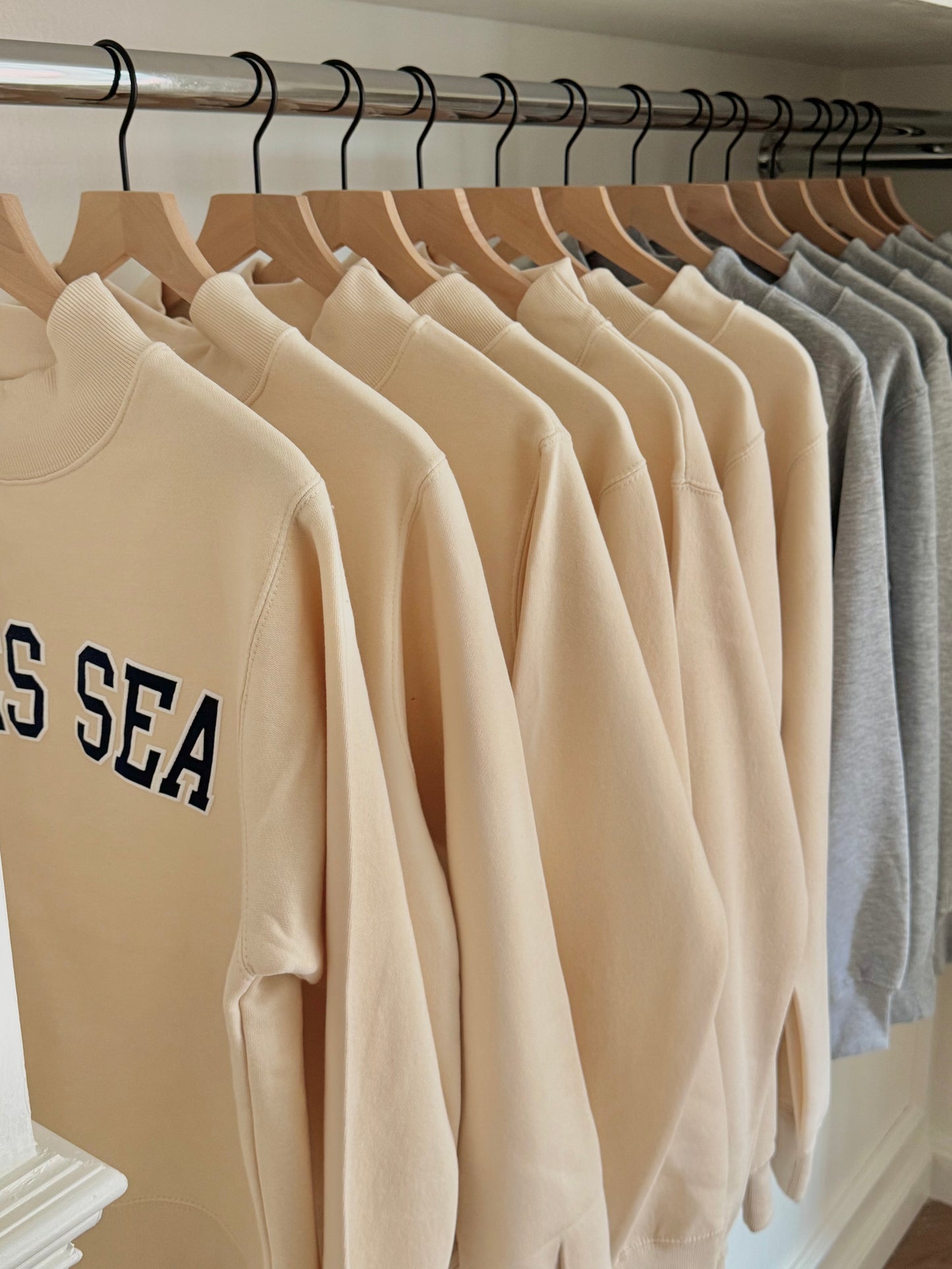 APRÈS SEA MOCK NECK CREWNECK SWEATSHIRT - BUTTER