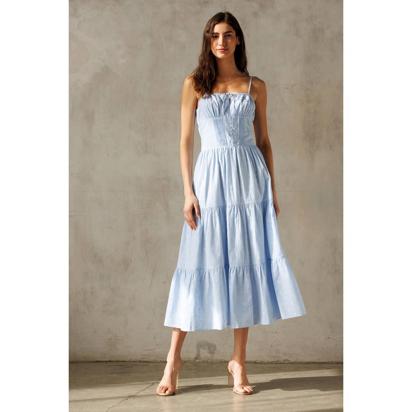 SKY BLUE DAISY PRINT MIDI DRESS: BLUE/ WHITE FLORAL