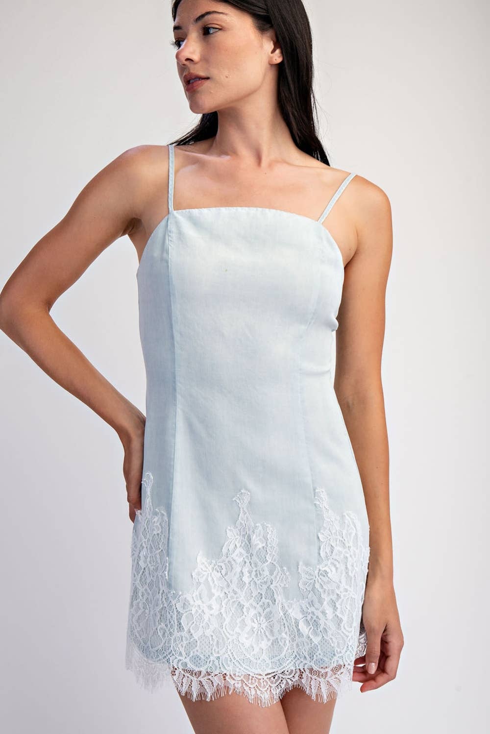 SCARLET CHAMBRAY DRESS WITH CONTRAST SCALLOP LACE HEM: LT DENIM/WHT