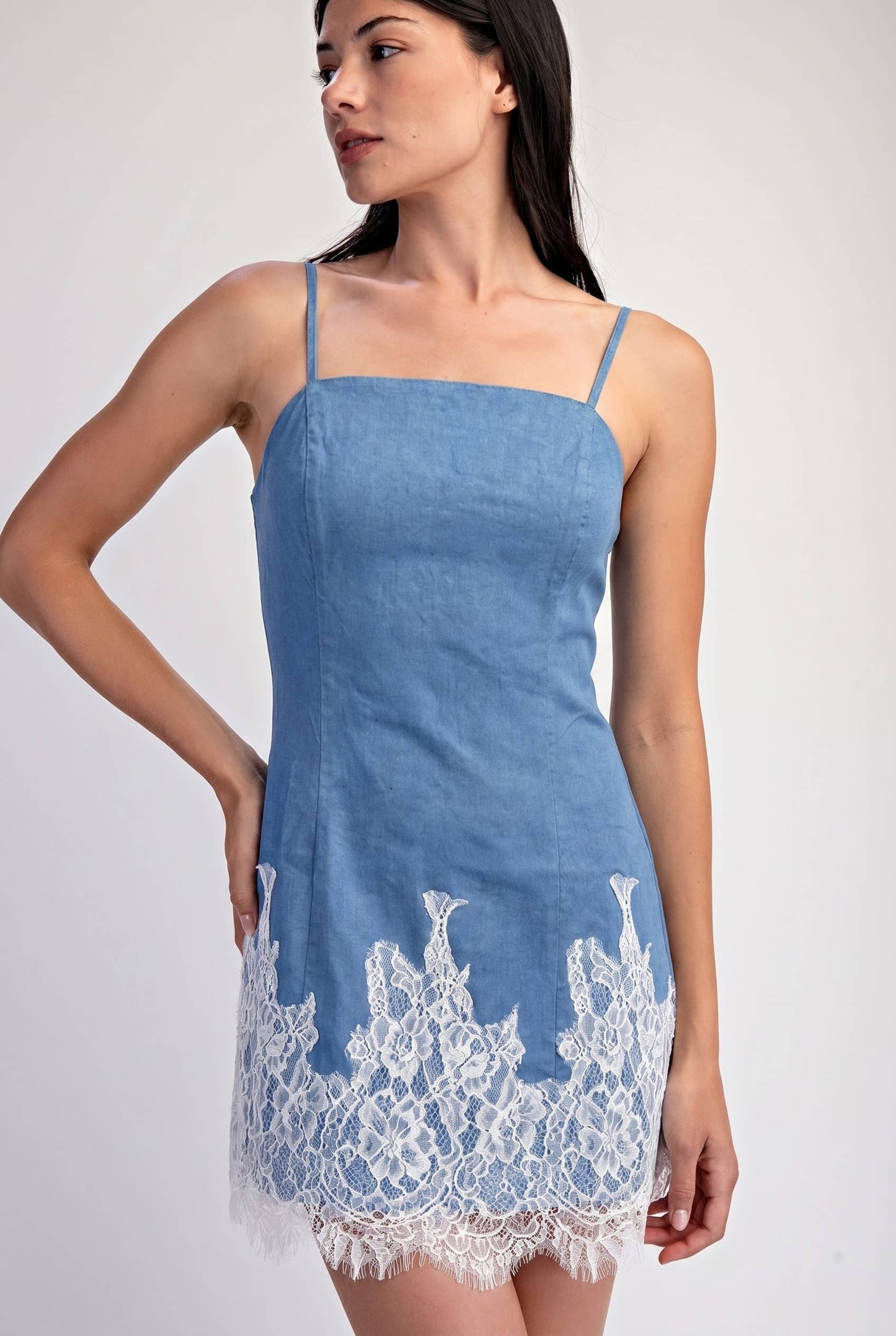 SCARLET CHAMBRAY DRESS WITH CONTRAST SCALLOP LACE HEM: DENIM BLUE/WHT