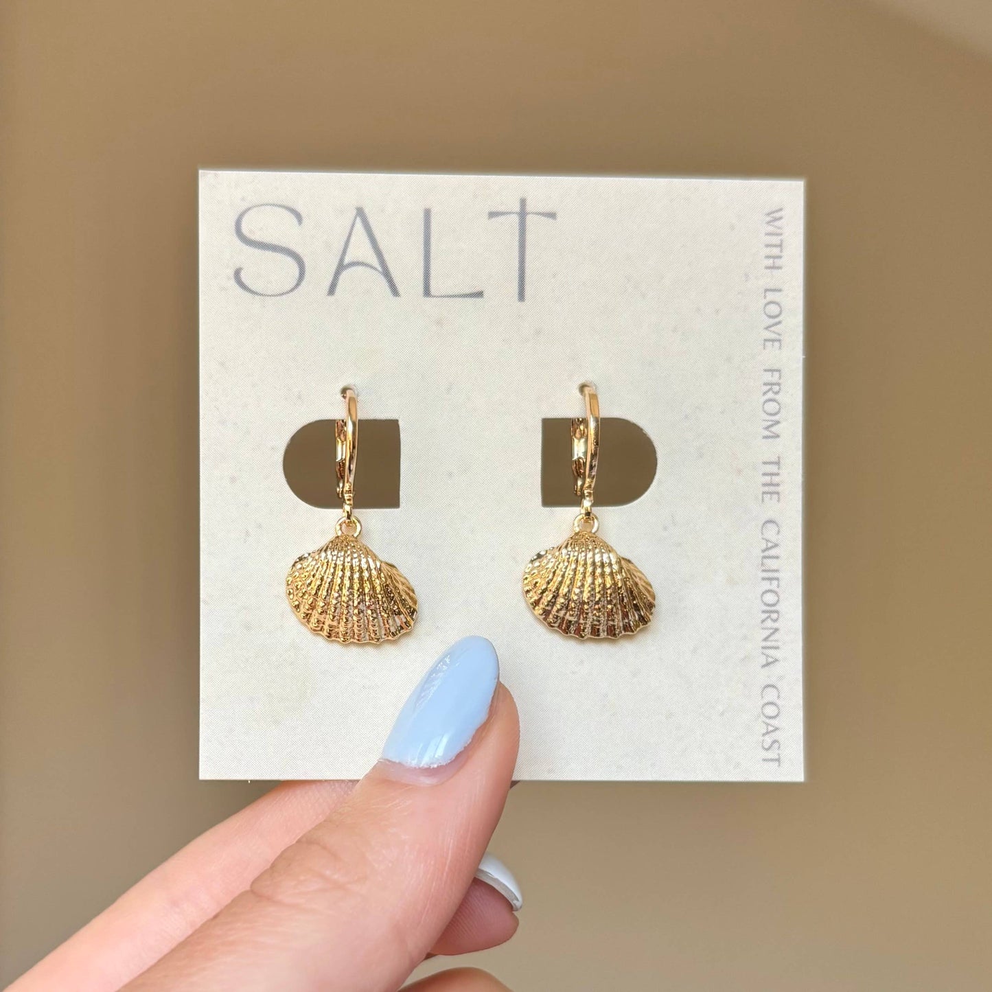 SCALLOP SEASHELL HUGGIE HOOPS | 18k gold | beachy jewelry