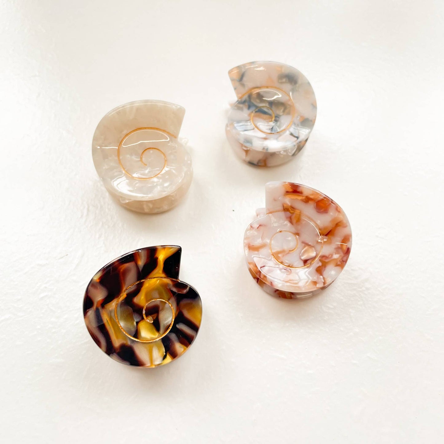 Cora Round Seashell Claw Clip - Small: Assorted