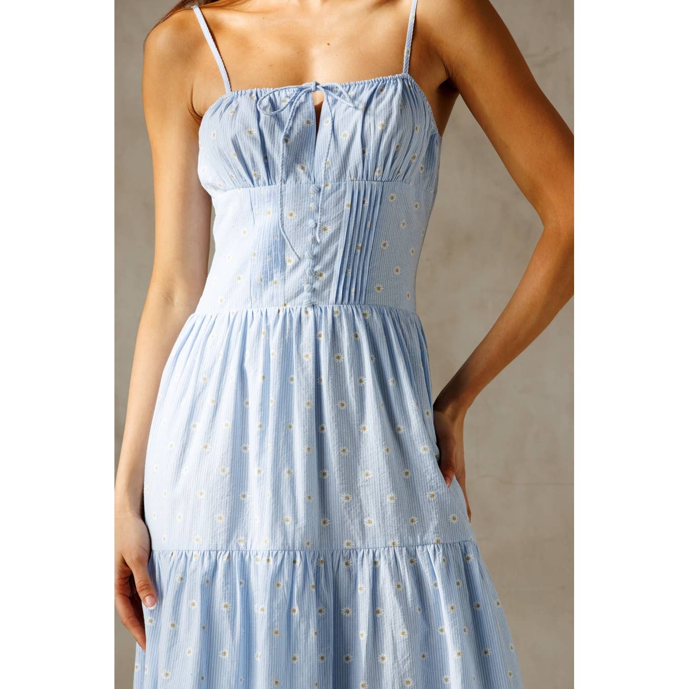 SKY BLUE DAISY PRINT MIDI DRESS: BLUE/ WHITE FLORAL
