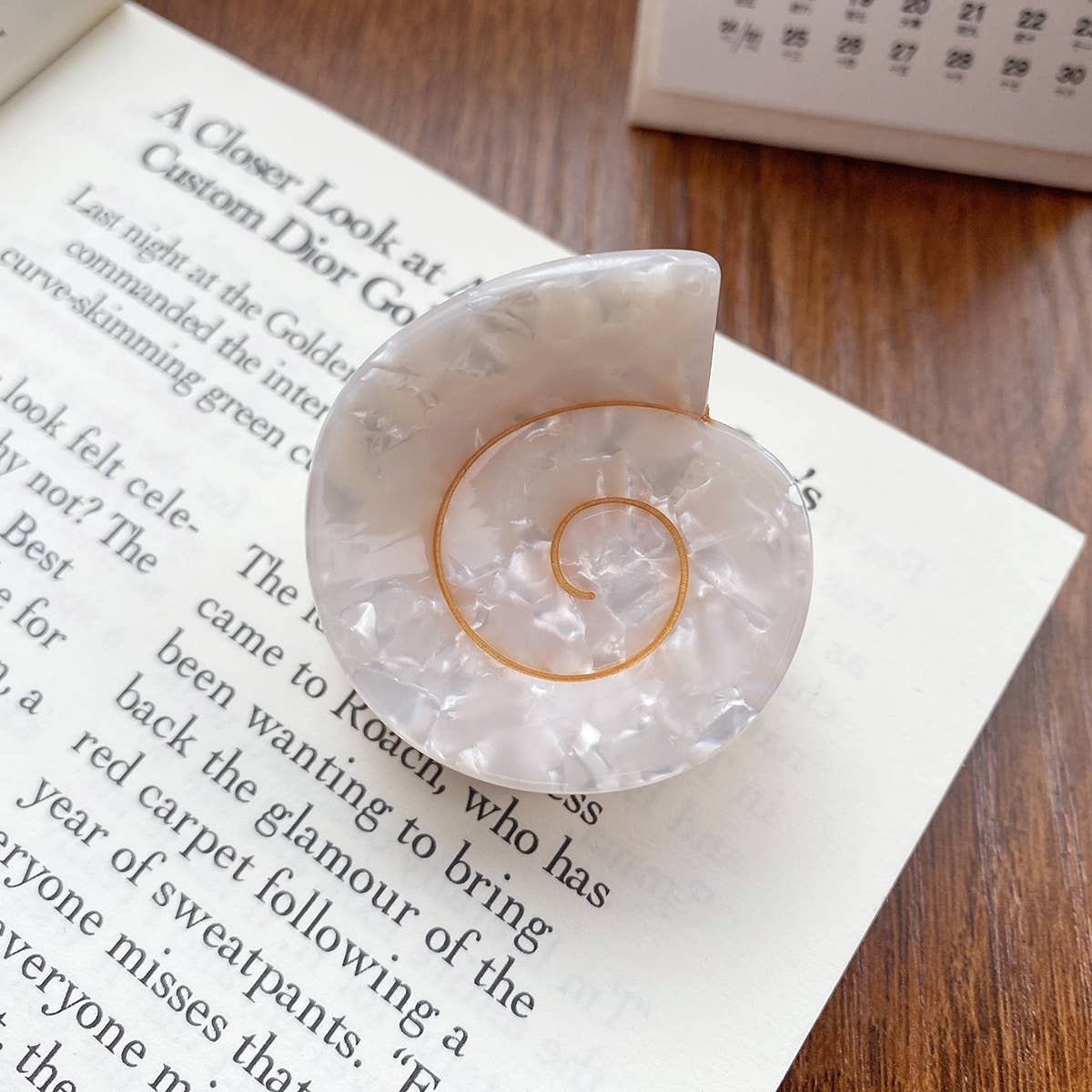 Cora Round Seashell Claw Clip - Small: Assorted