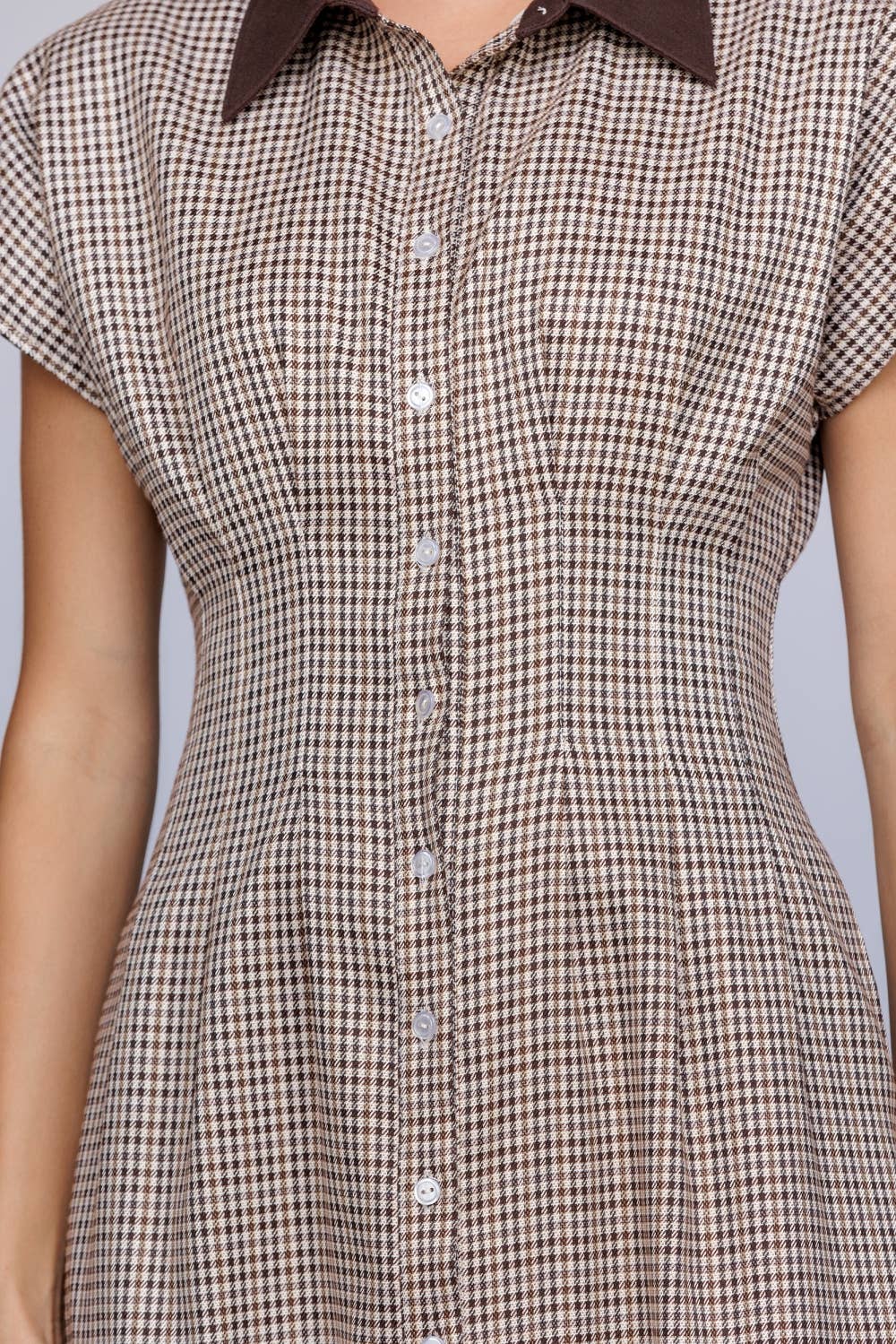 WEST VILLAGE HOUNDSTOOTH COLLARED BUTTON DOWN MIDI DRESS: BROWN/IVORY
