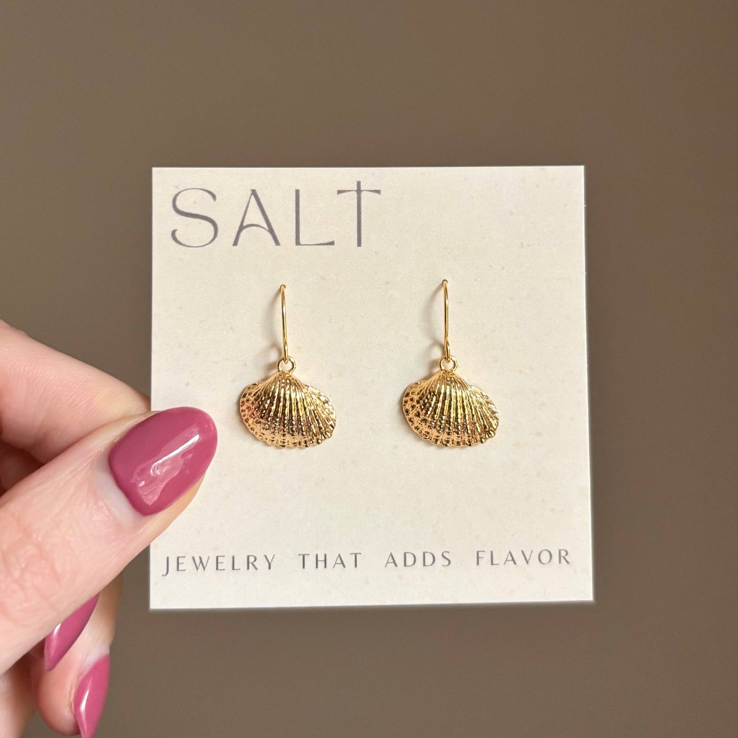 SCALLOP SEASHELL HOOK EARRINGS | 18k gold | beachy jewelry