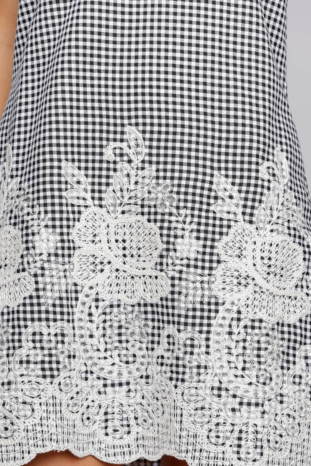CHIC GINGHAM EMBROIDERED LACE MINI DRESS: BLACK/WHITE