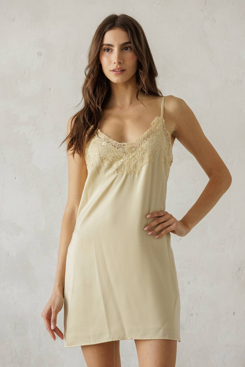 LACE TRIM SLIP MINI DRESS: CHAMPAGNE BUTTER