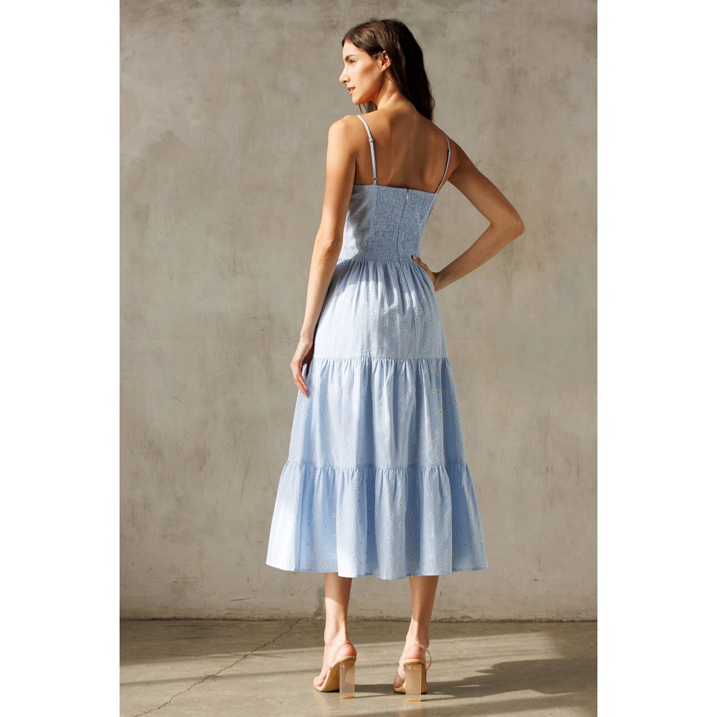 SKY BLUE DAISY PRINT MIDI DRESS: BLUE/ WHITE FLORAL