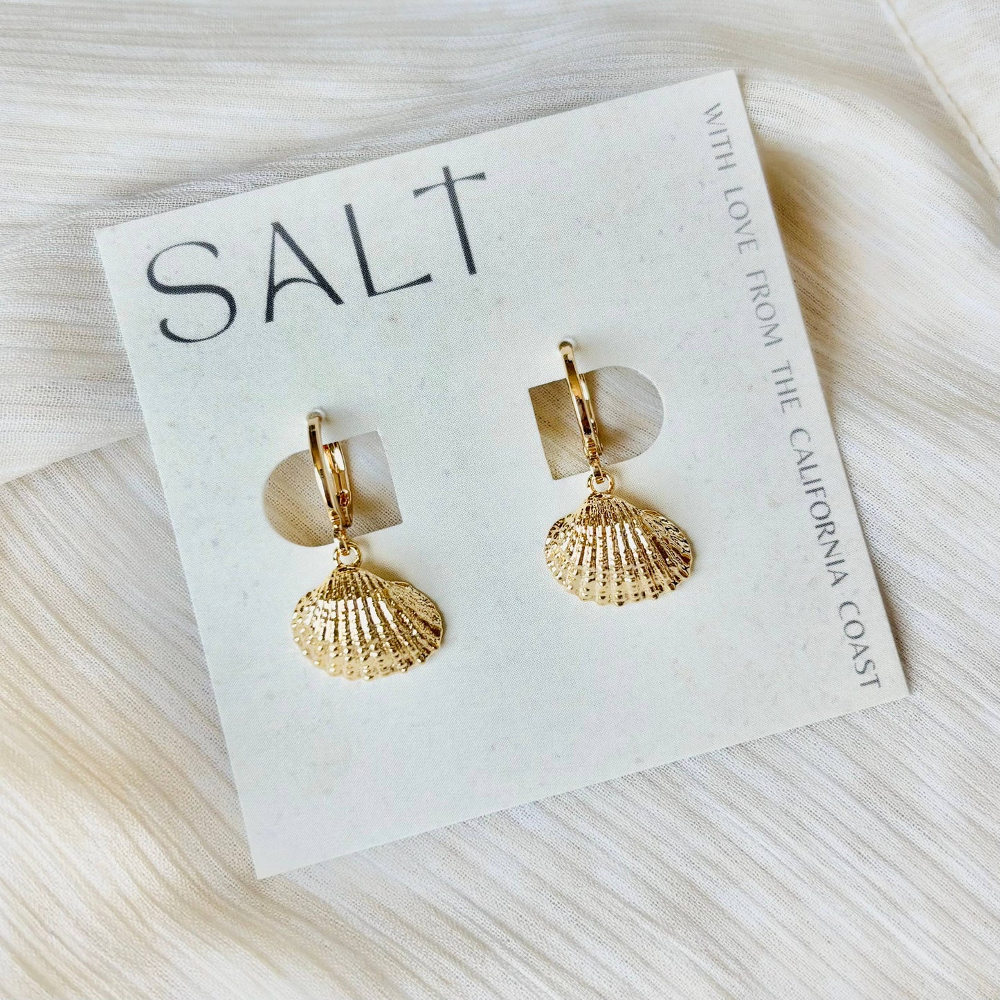SCALLOP SEASHELL HUGGIE HOOPS | 18k gold | beachy jewelry