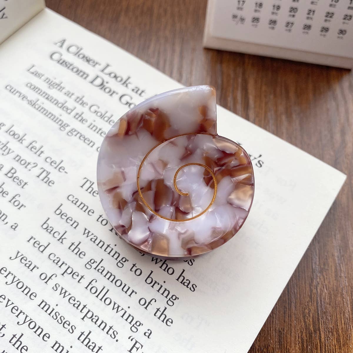 Cora Round Seashell Claw Clip - Small: Assorted