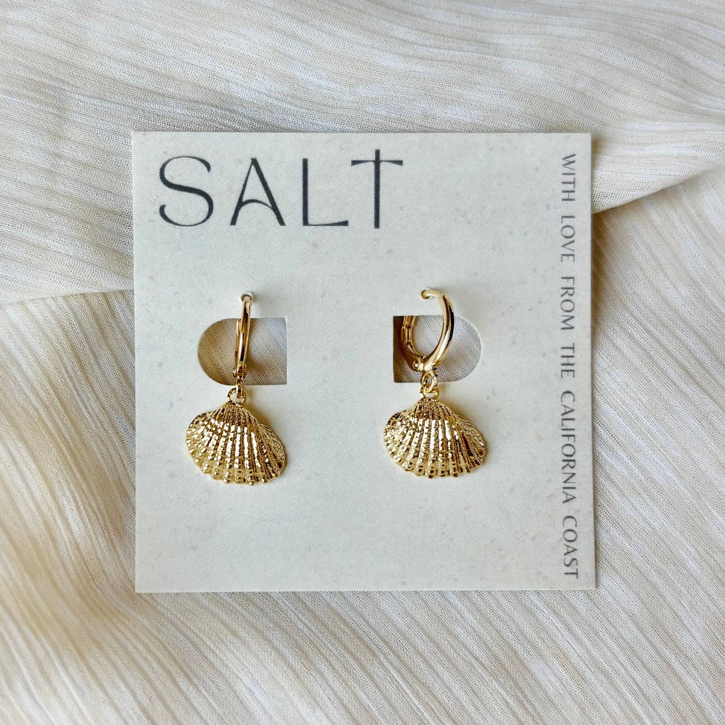 SCALLOP SEASHELL HUGGIE HOOPS | 18k gold | beachy jewelry