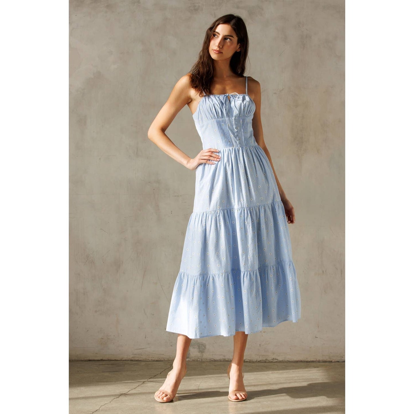 SKY BLUE DAISY PRINT MIDI DRESS: BLUE/ WHITE FLORAL