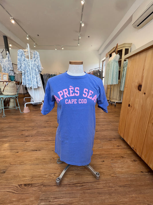 APRÈS SEA CAPE COD ™️ T-SHIRT - PERIWINKLE/PINK